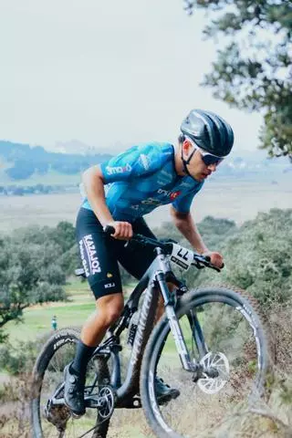 David Vizcaíno y Carla Tejada brillan en Quintana de la Serena y consolidan su dominio en el Open de Extremadura XCO 2026