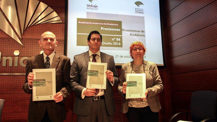 Francisco García Navas, Rafael Muñoz y Felisa Becerra, ayer en la sede de Unicaja.