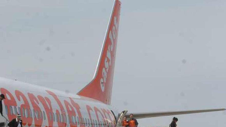 Pasajeros de la ruta a Londres en el aeropuerto de Asturias.