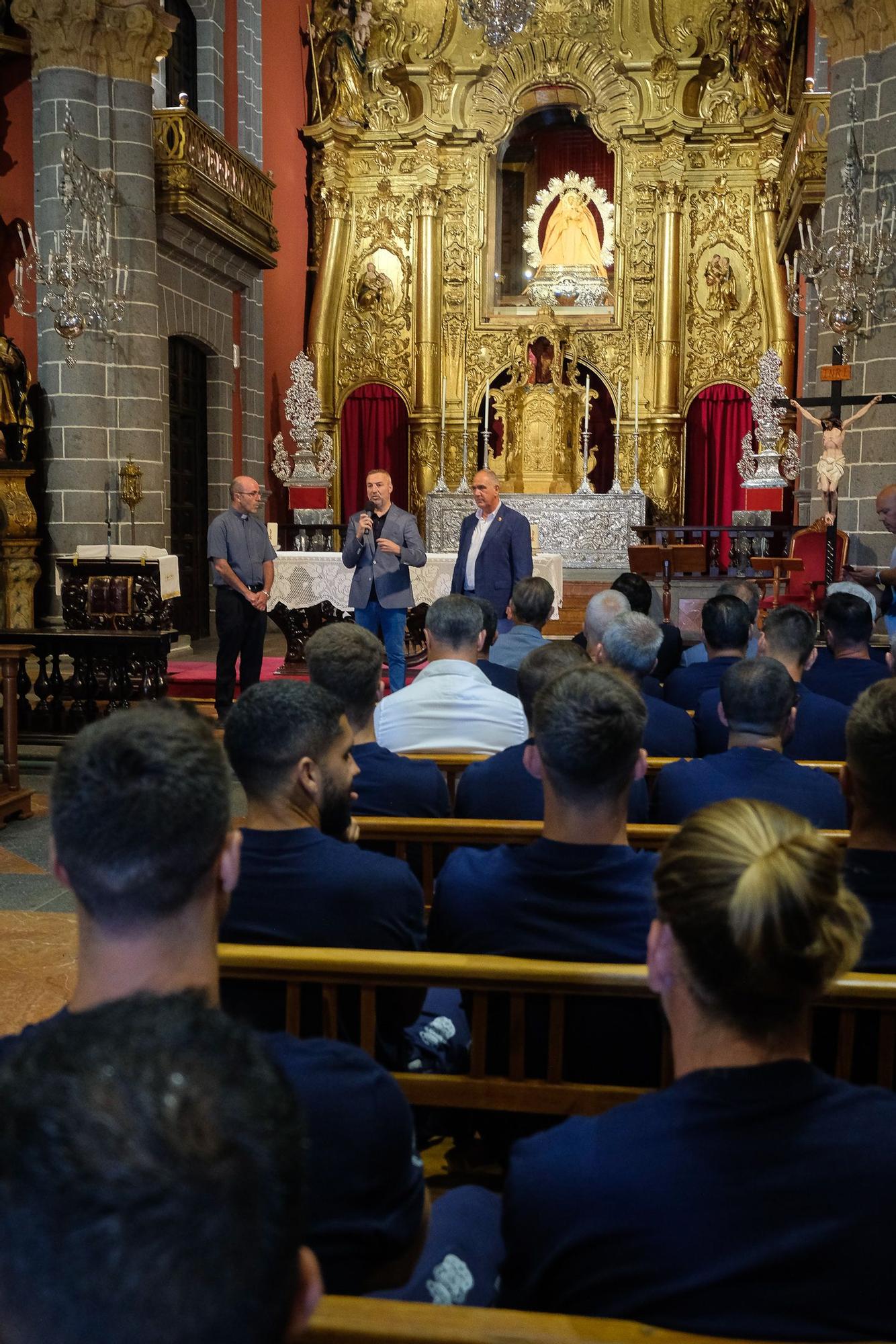 Ofrenda floral de la plantilla de la UD Las Palmas a la Virgen del Pino