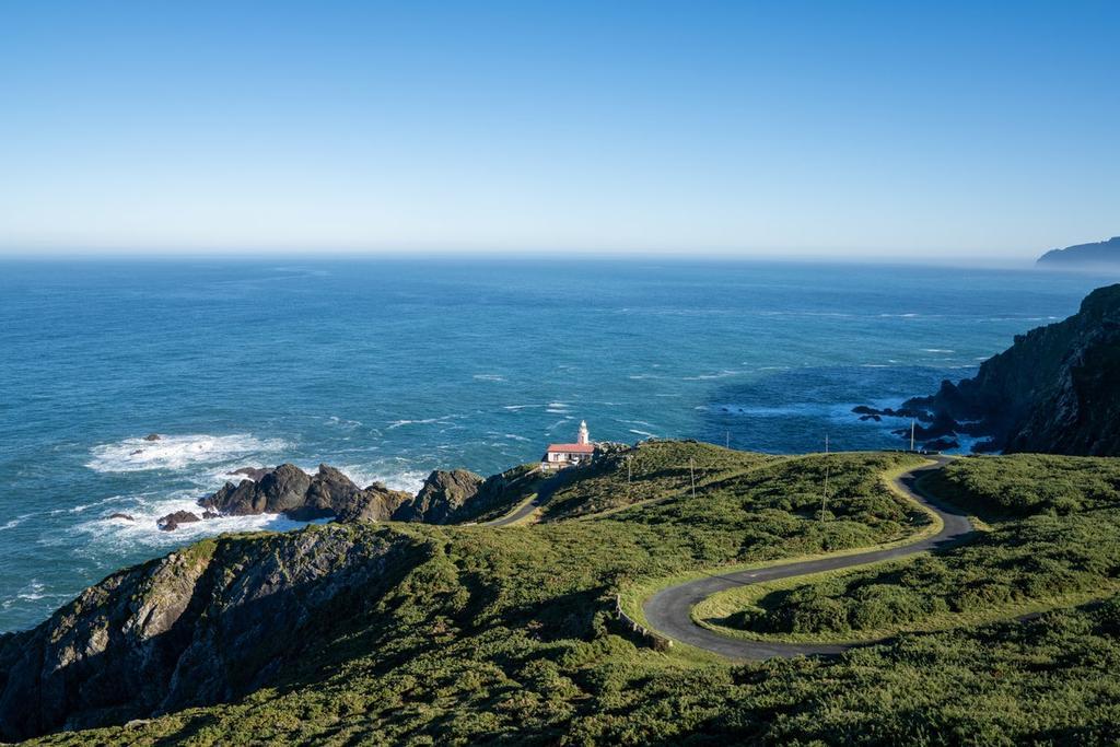 Una carretera de sinuosas curvas te conducen hasta el faro de Candieira