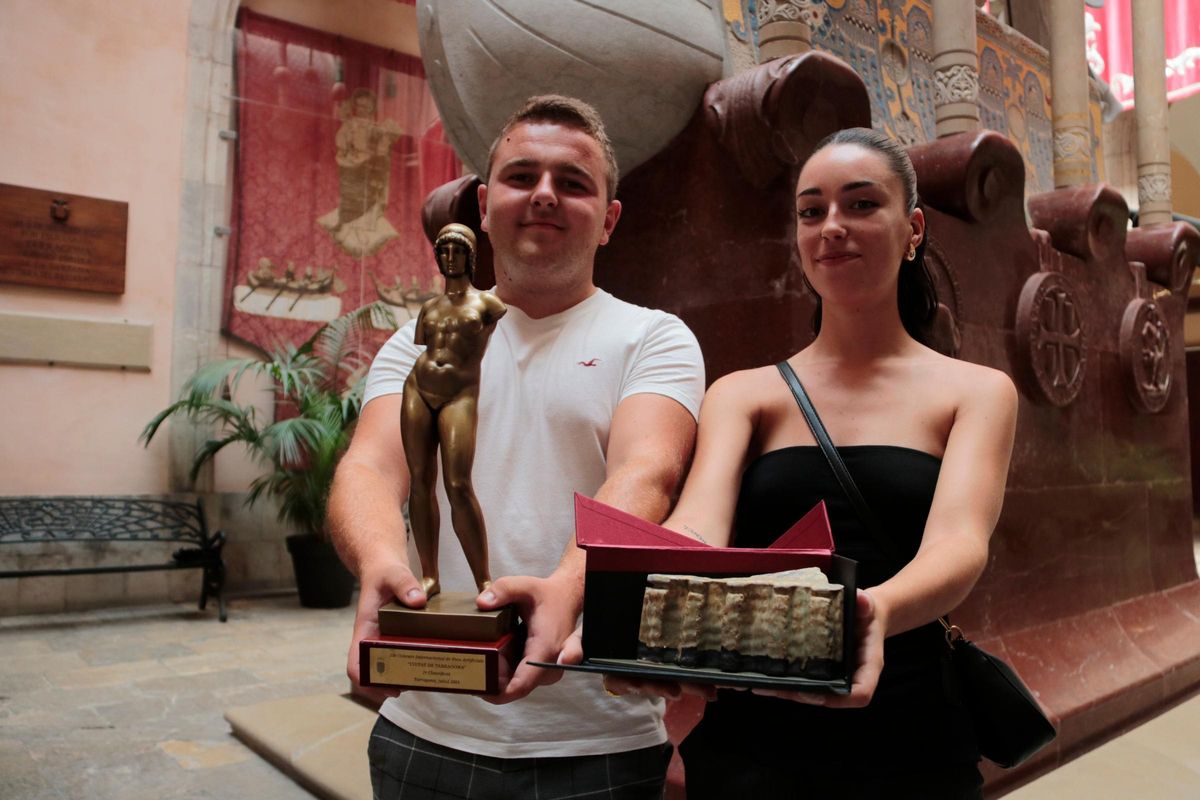 La Pirotecnia Valenciana con el trofeo que los acredita como ganadores del concurso de Tarragona.