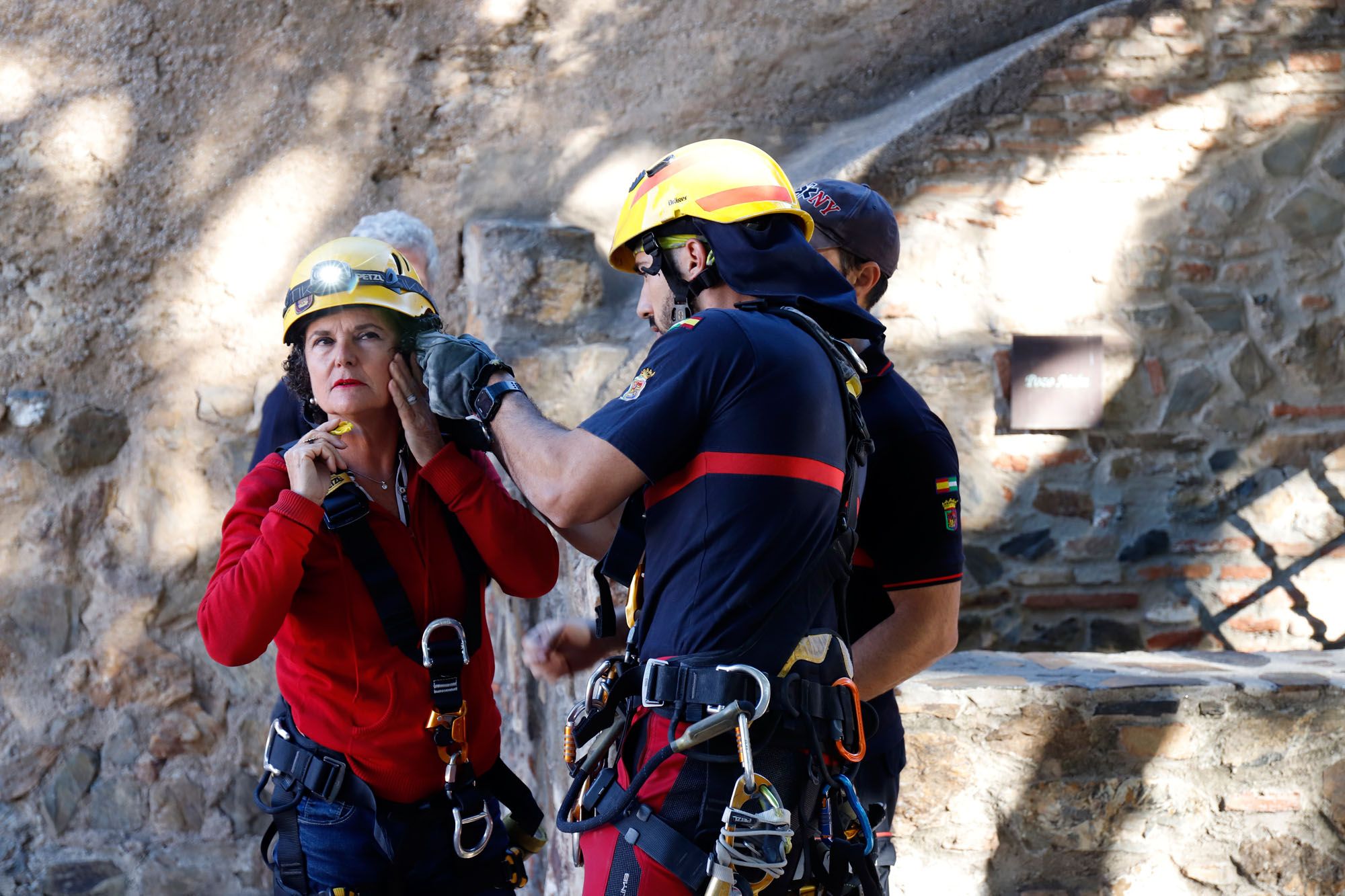 Los bomberos inspeccionan dos pozos en la Alcazaba y Gibralfaro. Foto: Álex Zea