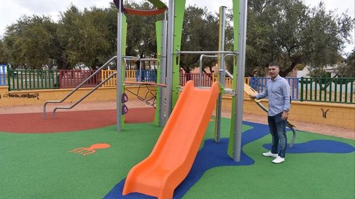 El concejal Prudencio Ruiz, en un parque infantil de Alhaurín de la Torre.