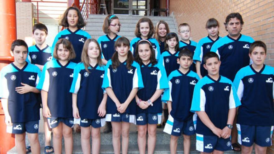 Los nadadores del club Natación Castilla, incluidos los alevines que acudieron a este campeonato, posan para las cámaras a la entrada de la piscina.