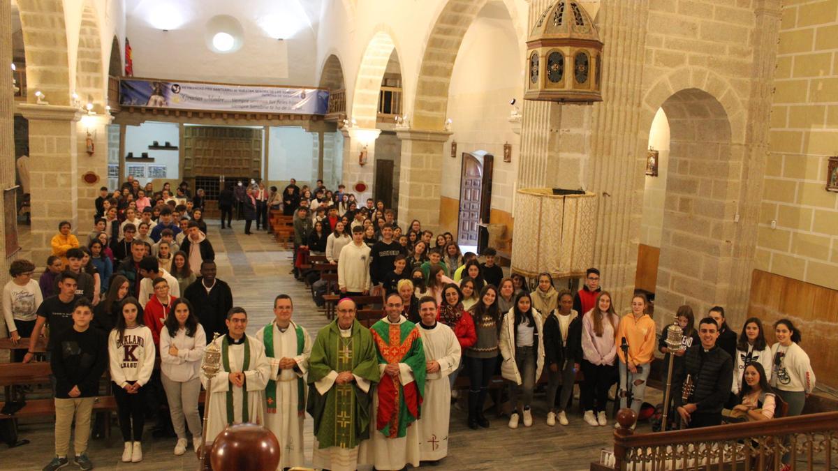 Los jóvenes junto al obispo de Astorga y otros sacerdotes en el Santuario de Otero