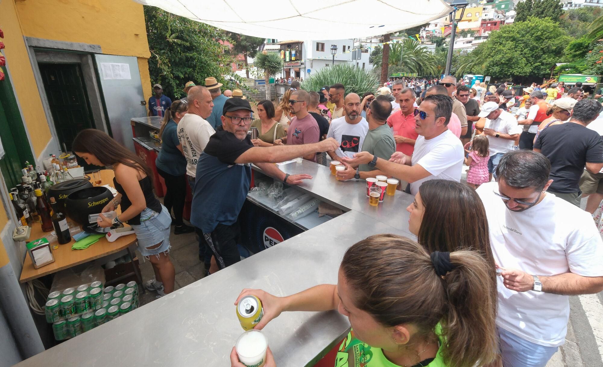 Ambiente previo a la romería del Pino. Las carretas esperan su turno en el Castañero Gordo.