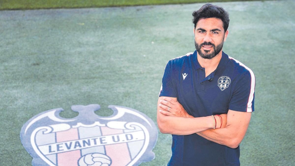 Vicente Iborra, junto al escudo del Levante en el Ciutat