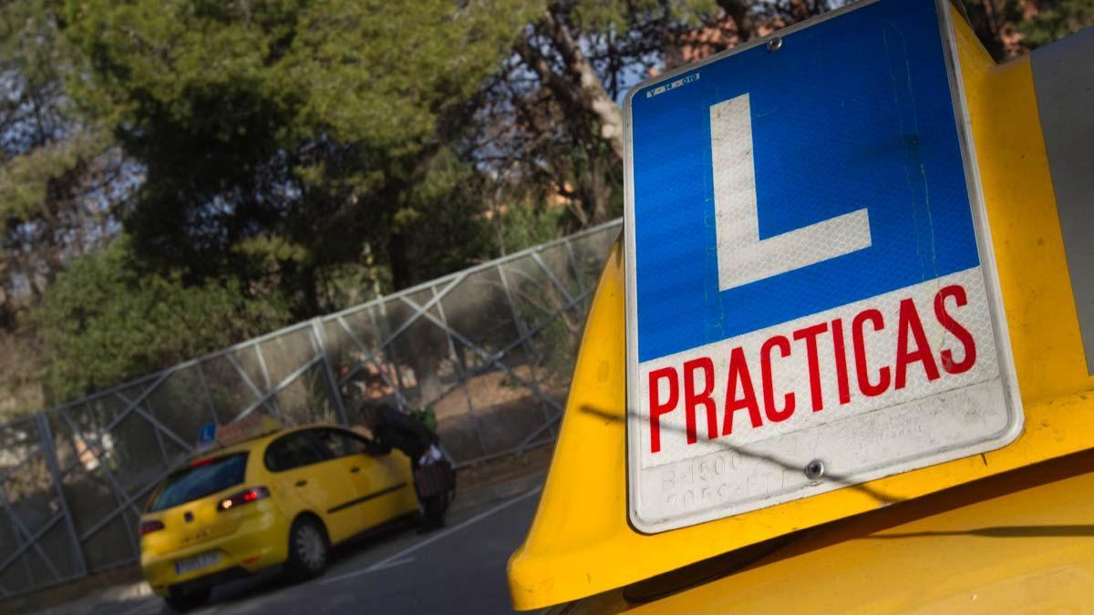 Una 'L' de prácticas en un coche de autoescuela.