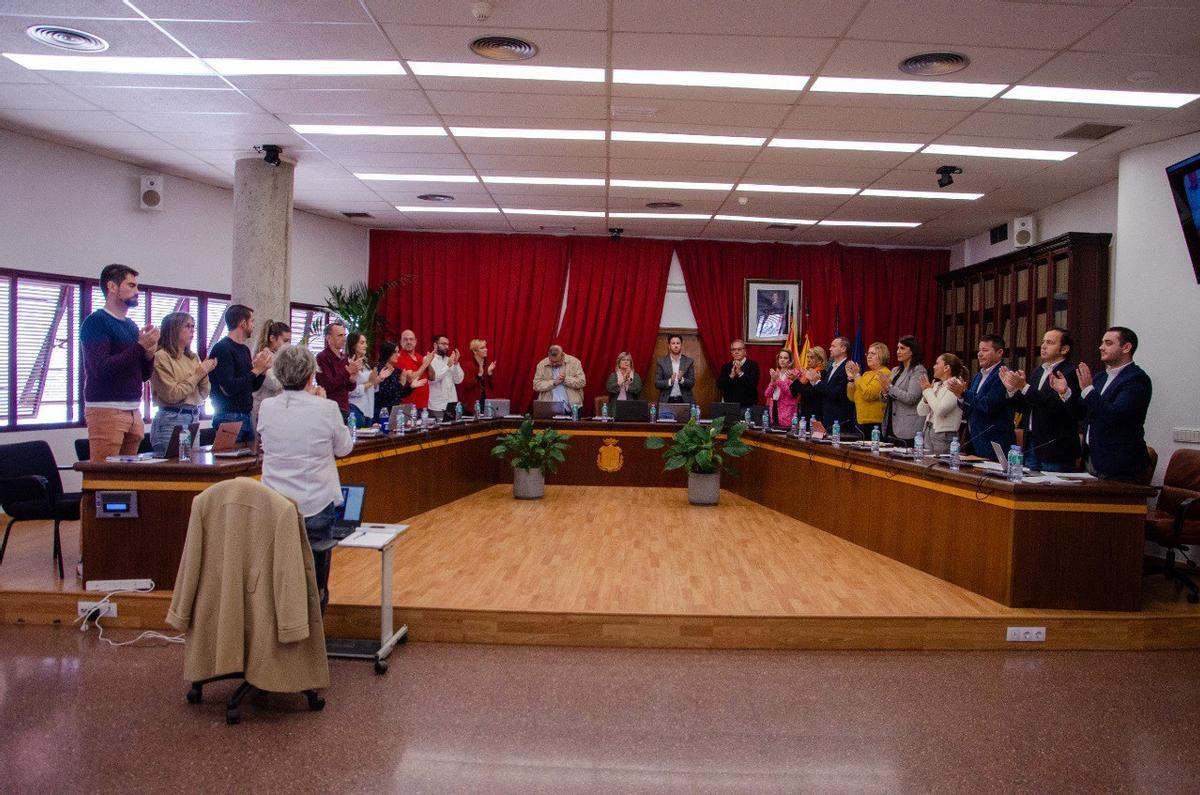 Momento homenaje a Miguel Cuervo durante el pleno cuando se cumplen días de su fallecimiento