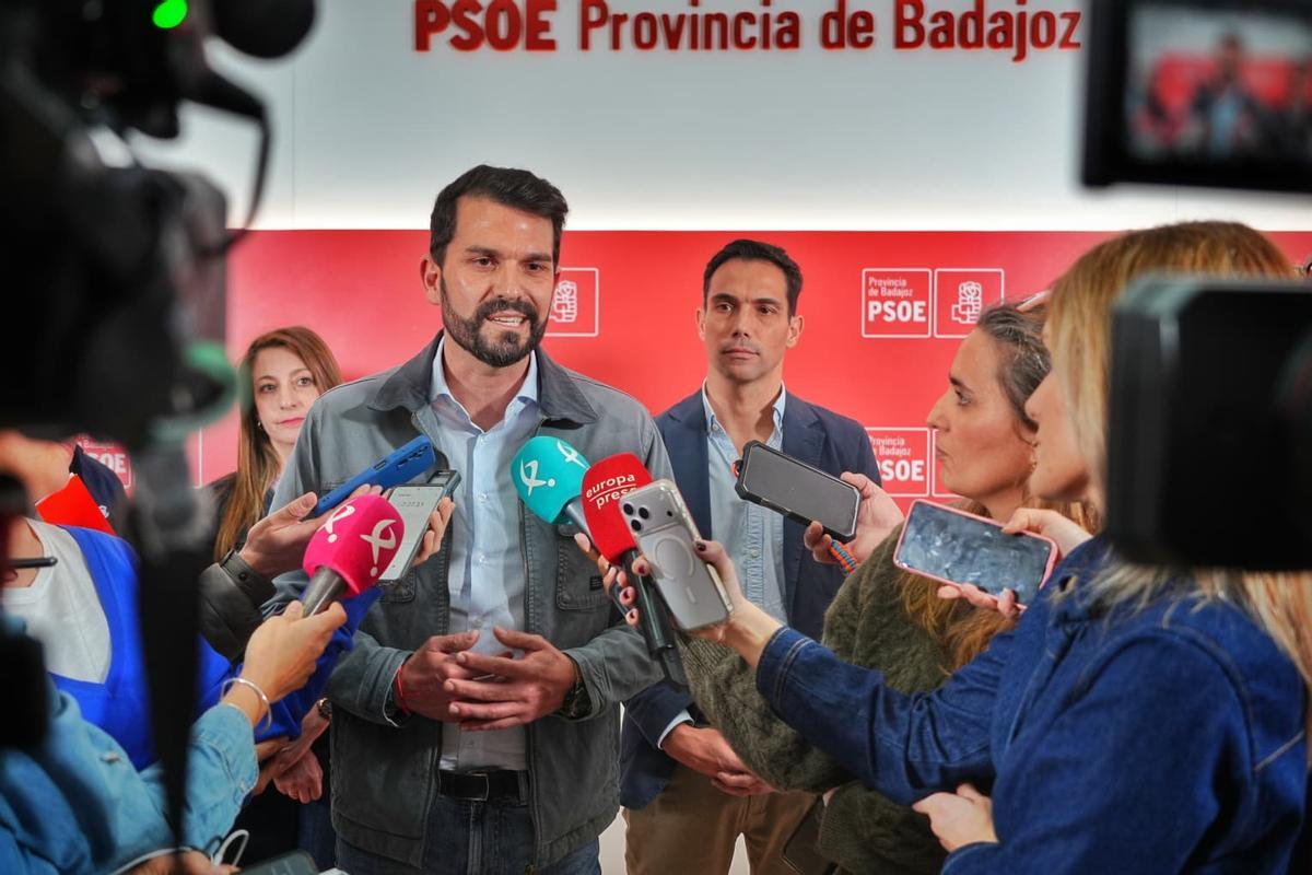 Álvaro Sánchez Cotrina y Manuel Borrego, secretarios provinciales de Cáceres y Badajoz, antes del comienzo de la reunión entre ambas ejecutivas.