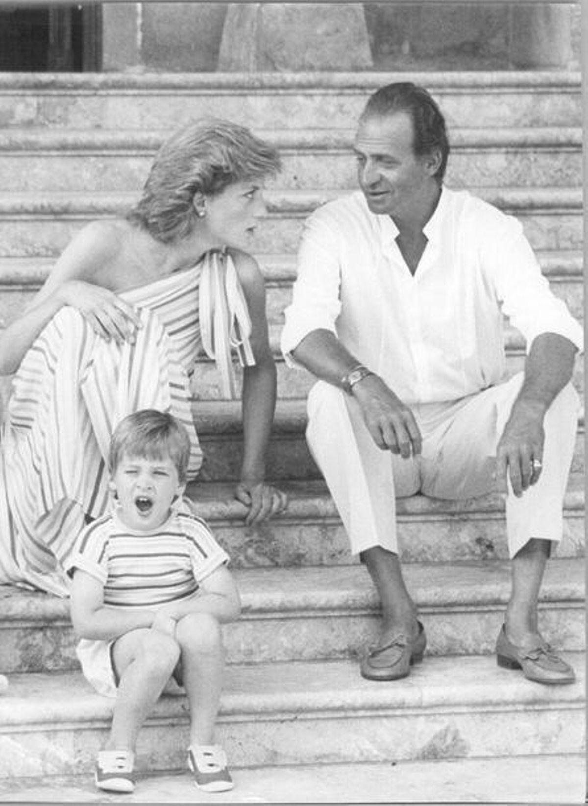Lady Di y Don Juan Carlos intercambian confidencias en la escalinata de Marivent