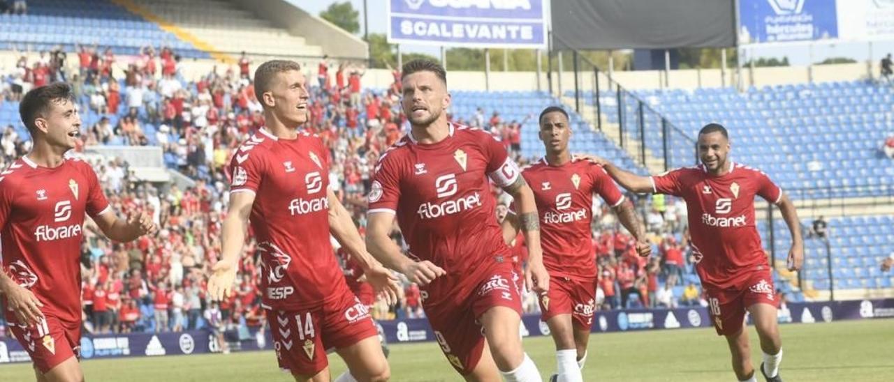 Los jugadores del Real Murcia celebrando uno de los tantos ante el Peña Deportiva.