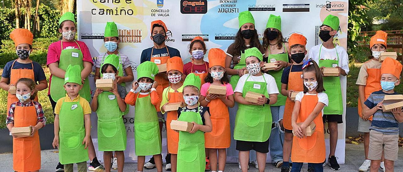 Participantes en el taller de cocina infantil desplegado ayer, en Valga.