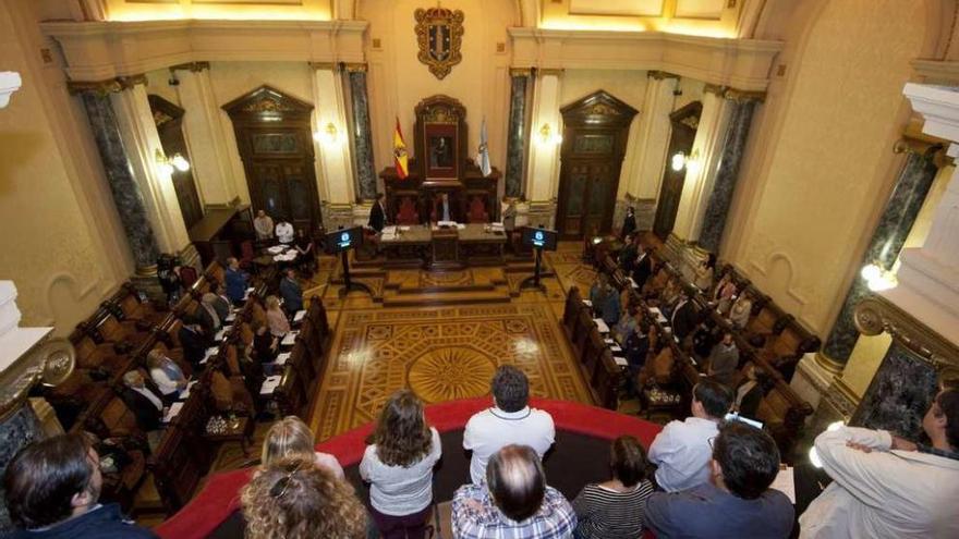 Imagen del pleno municipal durante los 14 minutos de silencio guardados al inicio de la sesión.