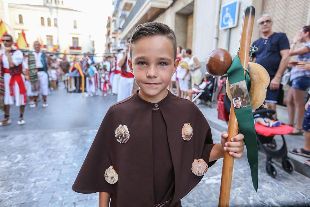 Centenares de callosinos participaron ayer en la tradicional comitiva por las principales calles del municipio vestidos con sus trajes huertanos.