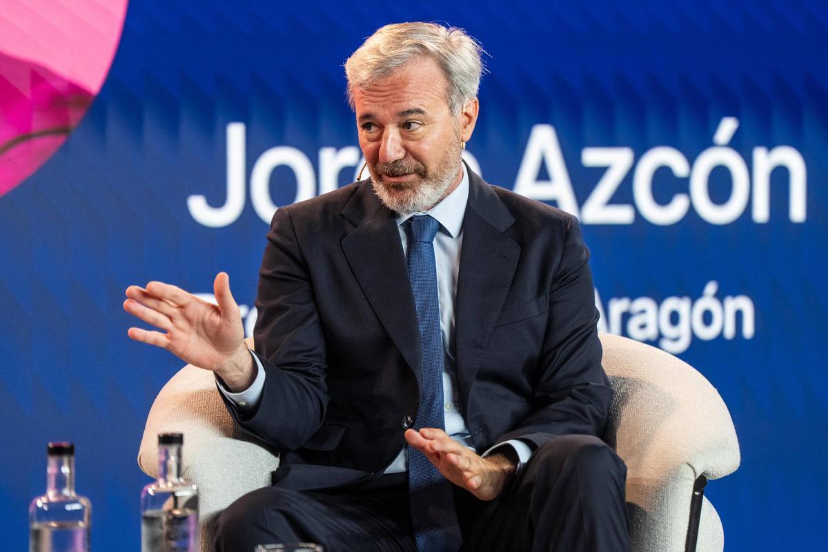 El presidente del Gobierno de Aragón, Jorge Azcón, y Albert Sáez, director de Contenidos de Prensa Ibérica, participan en un encuentro del ciclo Afterwork celebrado en Barcelona