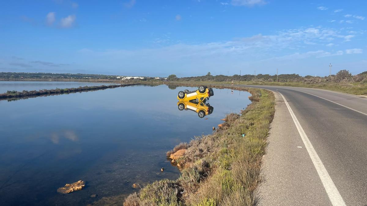 Imágenes del coche que volcó en Formentera y dejó cuatro personas heridas