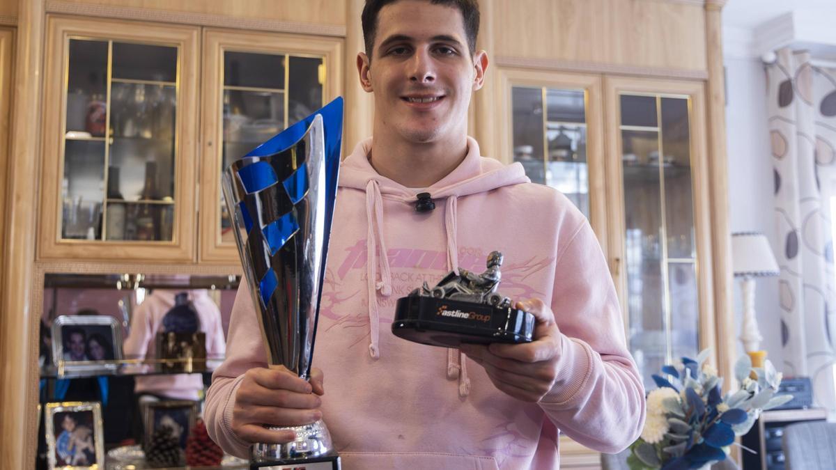 Nico García, con algunos de sus trofeos.