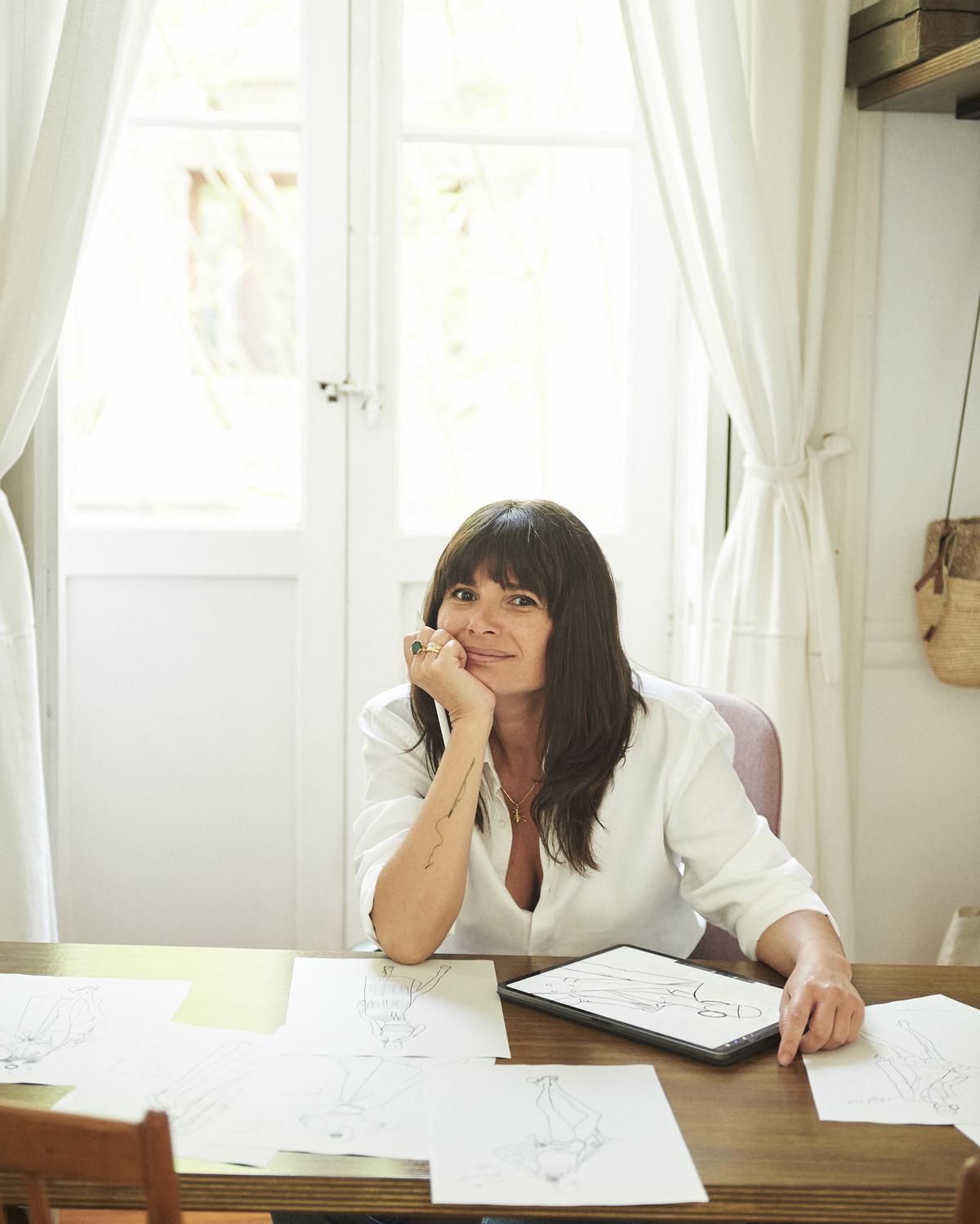 La diseñadora Aurelia Gil con bocetos de sus creaciones