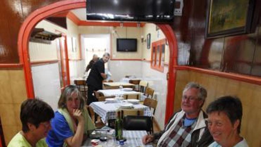 Un grupo de peregrinos, ayer, comiendo, antes de entrar en el albergue.