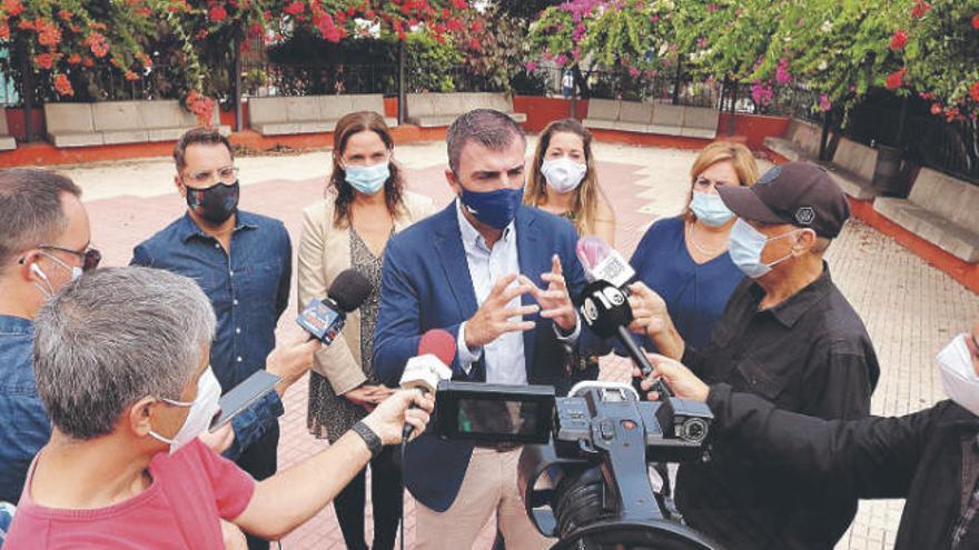 Manuel Domínguez informando, ayer, de la iniciativa en la Plaza de La Montaña.