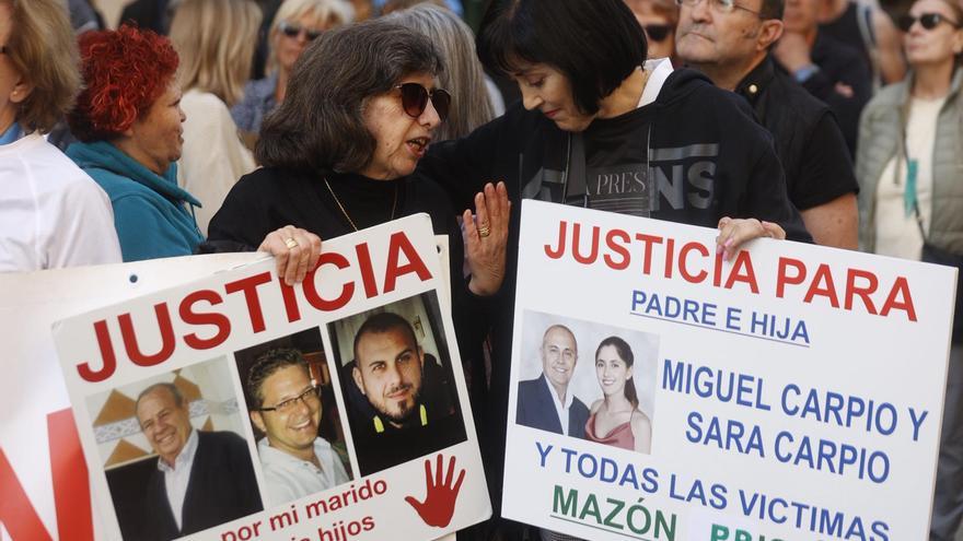 Protestas de las víctimas a las puertas de les Corts