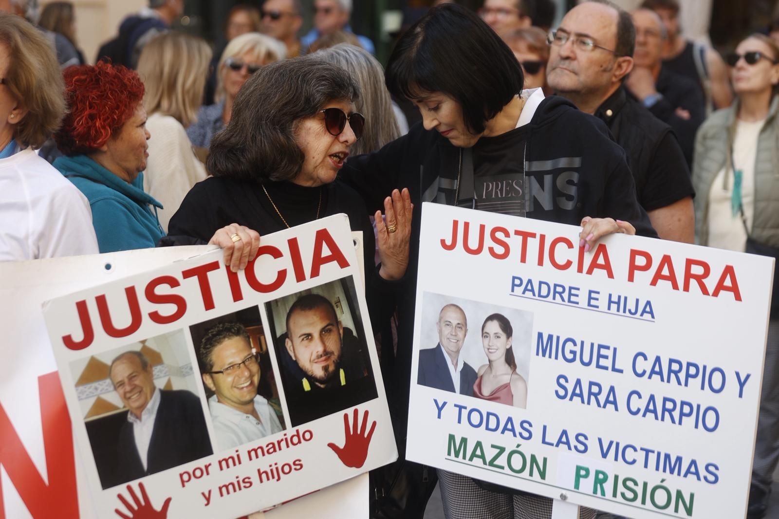 Protestas de las víctimas a las puertas de les Corts