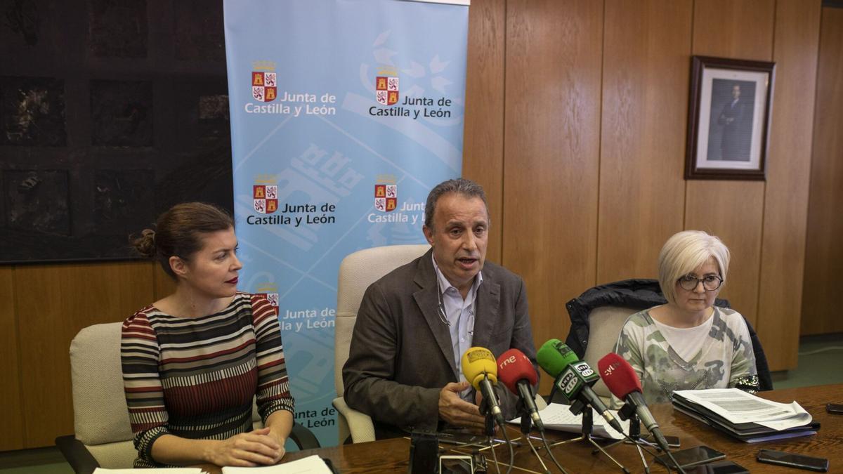 López Cañibano, en el centro, comparece ante la prensa dos días antes de iniciarse el confinamiento por la pandemia de COVID-19.