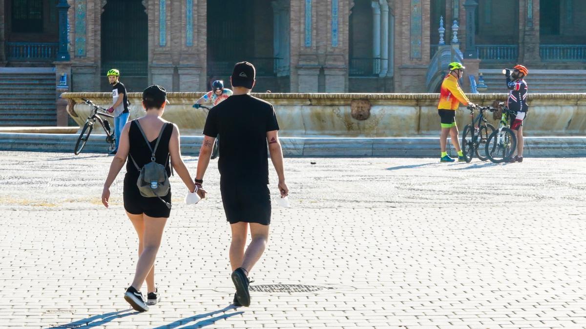 Pareja paseando.