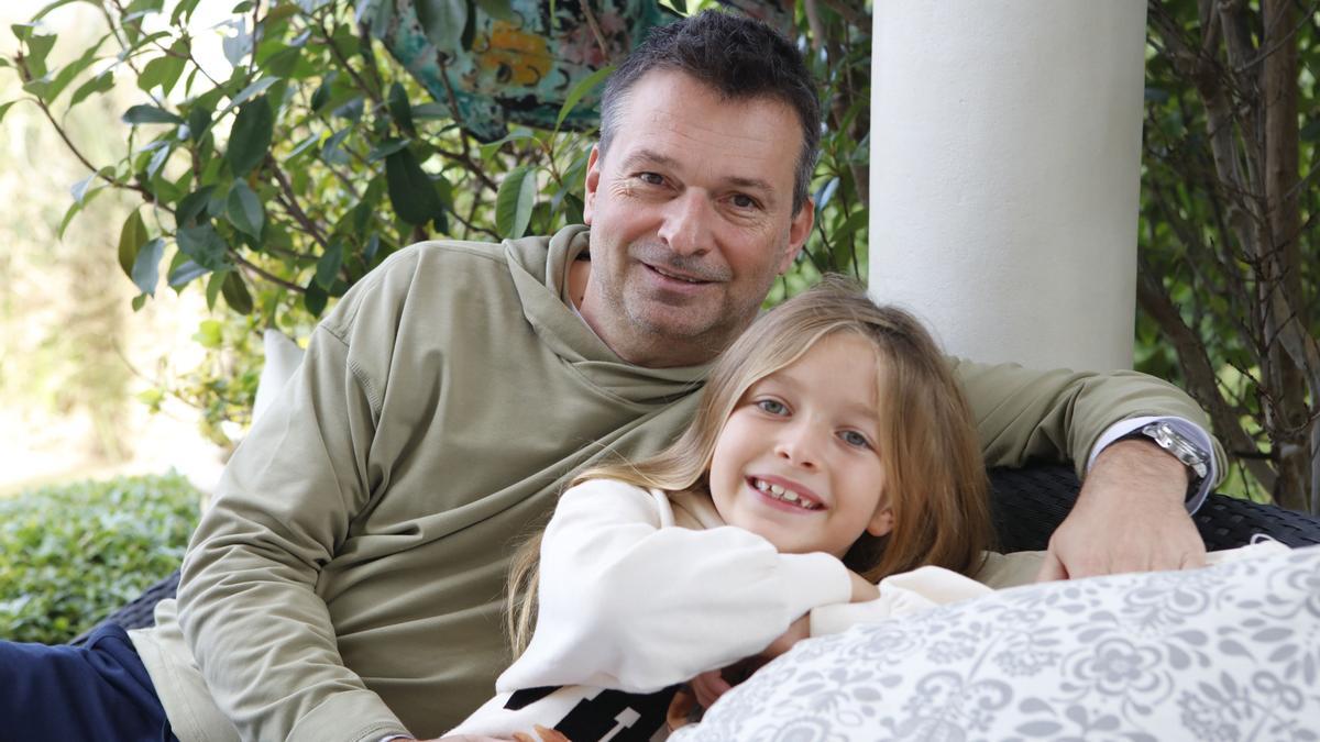 Christian Heidel, Manager vom Bundesligaclub Mainz 05, mit seiner Tochter Sanita in Santa Ponça.