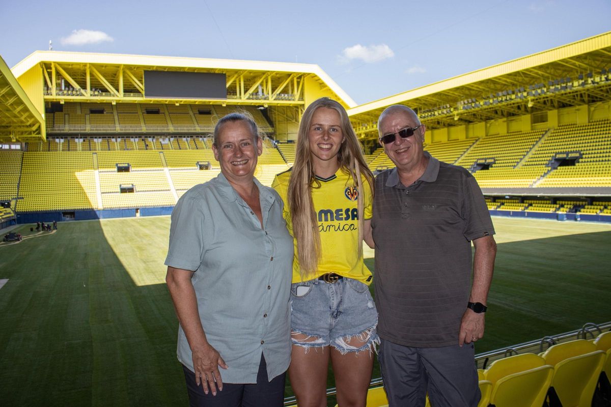 Hannah Hampton, con sus padres, en el Estadio de la Cerámica.