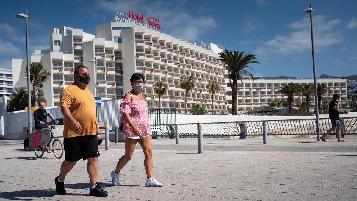 Dos turistas pasean por Las Américas.