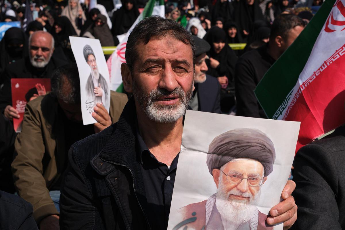 Miles de fieles rezan en la mezquita Mosala en rememoración al difunto líder supremo de Irán Alí Jameneí.