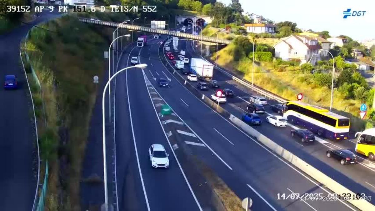 Atasco en la AP-9 antes de los túneles de la A Madroa por una colisión por alcance.