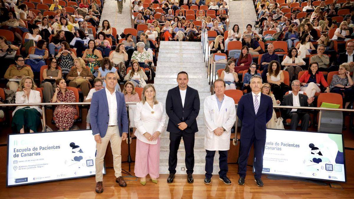 De izquierda a derecha: José Montelongo (director de la Essscan), Rita Tristancho (directora general del Paciente y la Cronicidad), Adasat Goya (director del SCS),  Miguel Ángel Ponce, director gerente del Negrín, y Daniel López (director de la Escuela de Pacientes de Canarias).