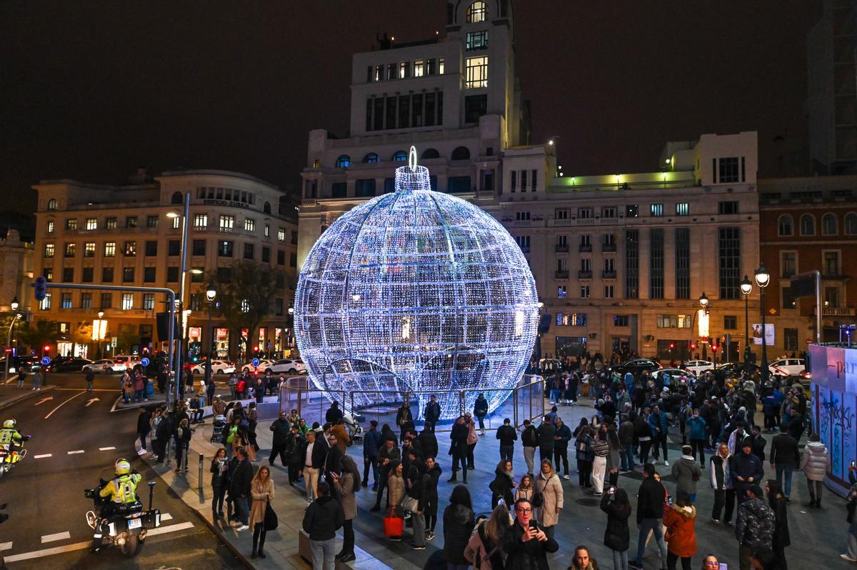 Vista de la confluencia de las calles Gran Vía y Alcalá, en Madrid, minutos después del encendido del alumbrado navideño.