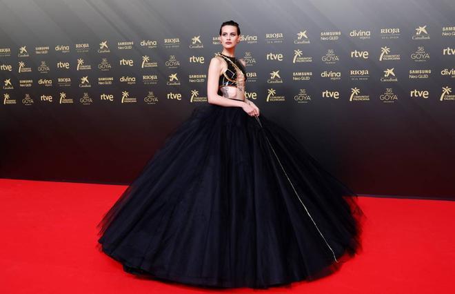 Milena Smit en los Premios Goya con look de Balmain