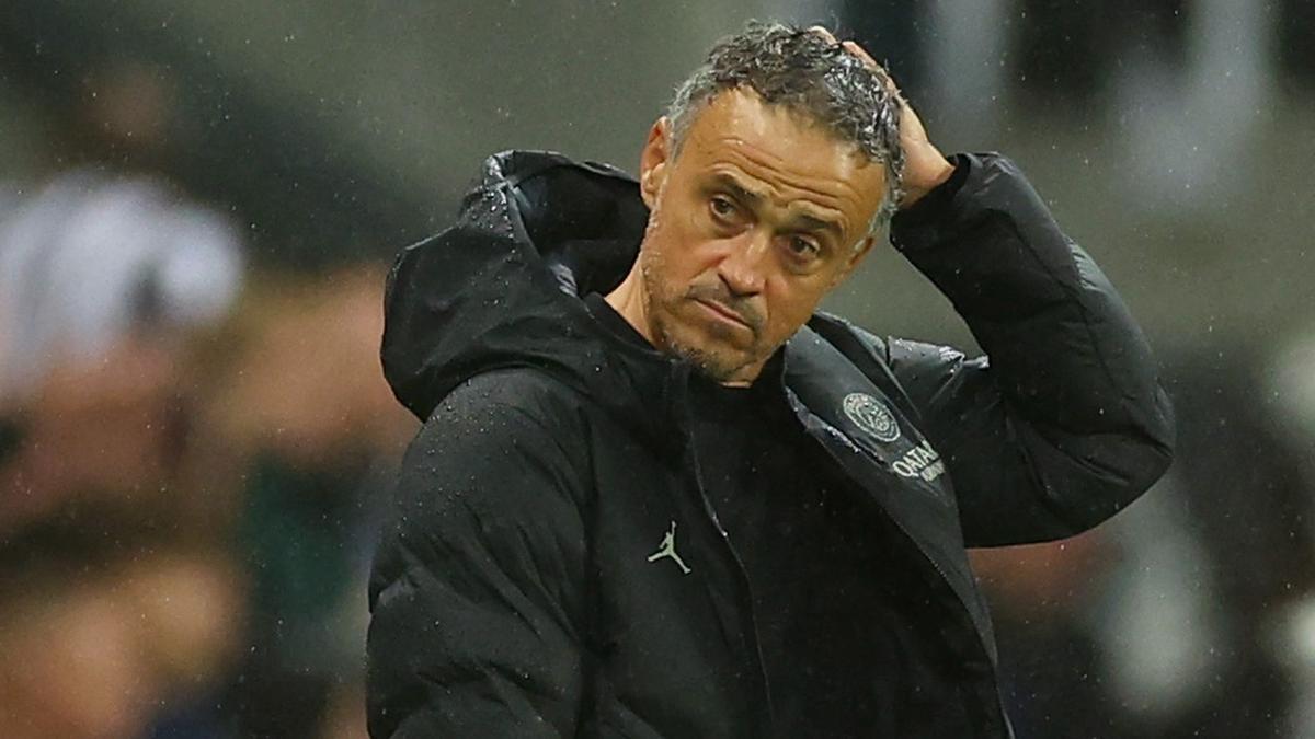 Luis Enrique, preocupado durante el Newcastle-PSG de la Champions, que acabó con derrota francesa (4-1)