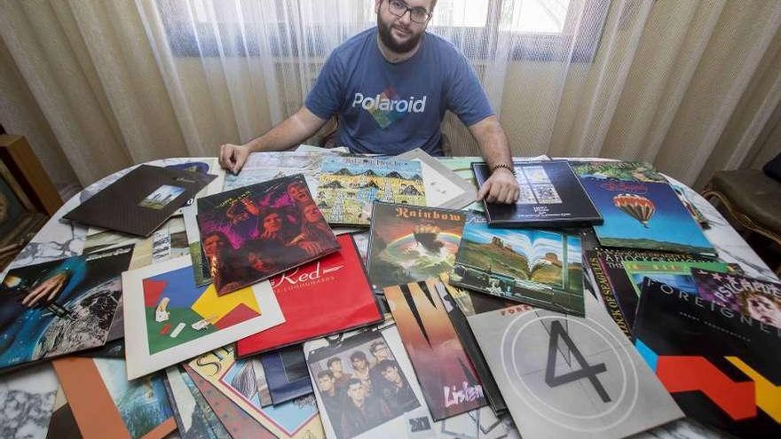 Jorge Beltrán tiene una colección de casi 200 vinilos con la que busca pagarse sus estudios. // C. Graña