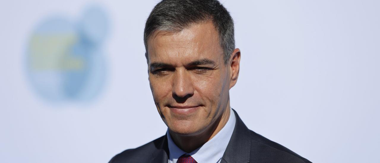 El presidente del Gobierno en funciones, Pedro Sánchez, atiende a los medios a su llegada al Palacio de Congresos de Granada para participar en la cumbre de la Comunidad Política Europea (CPE)