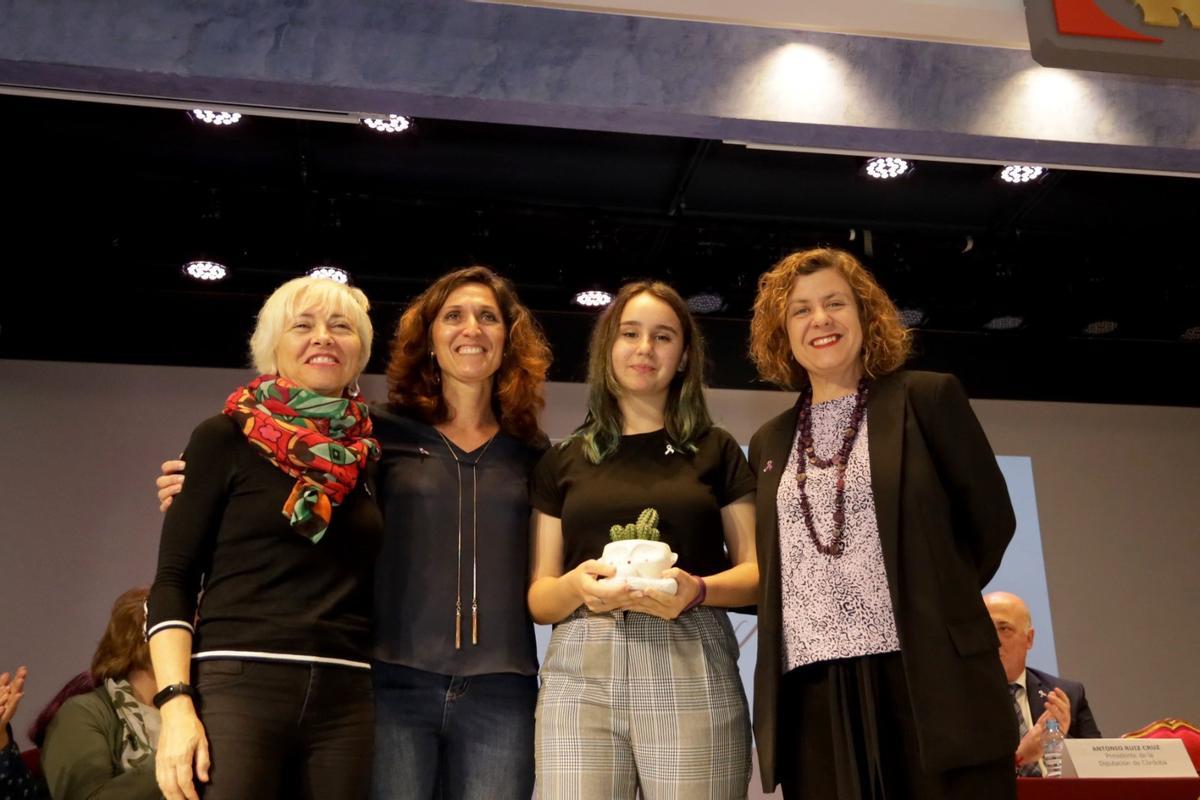 María Sánchez Rodríguez (2ª dcha), cuando recibió en 2020 de la Diputación cordobesa uno de los premios 'Córdoba en Igualdad'.