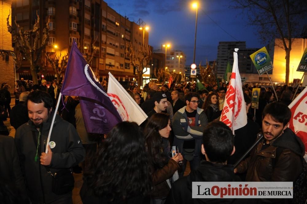 Varios centenares de manifestantes rechazan el concierto de Bachillerato y FP