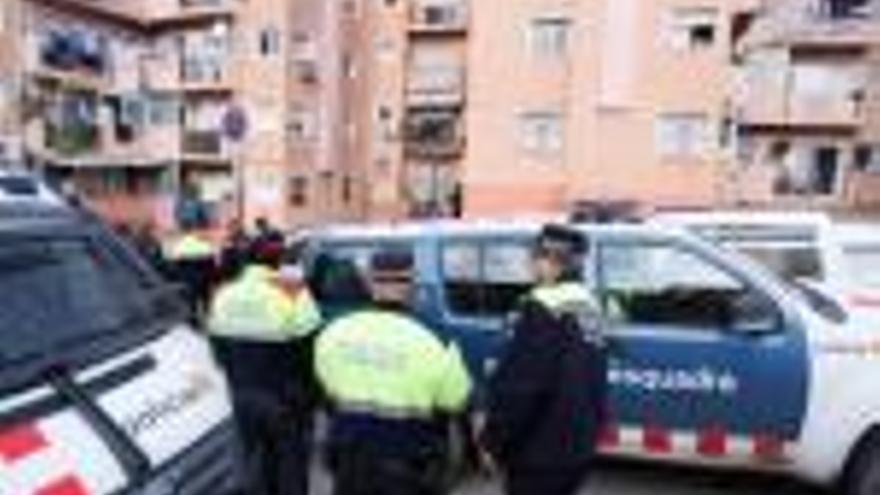 Els Mossos i la Policia Municipal, ahir en el dispostiu contra el frau a Font de la Pólvora.