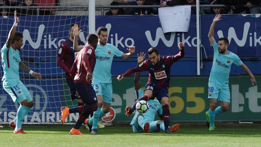 Un Barça a medio gas gana al Eibar, que acabó con diez