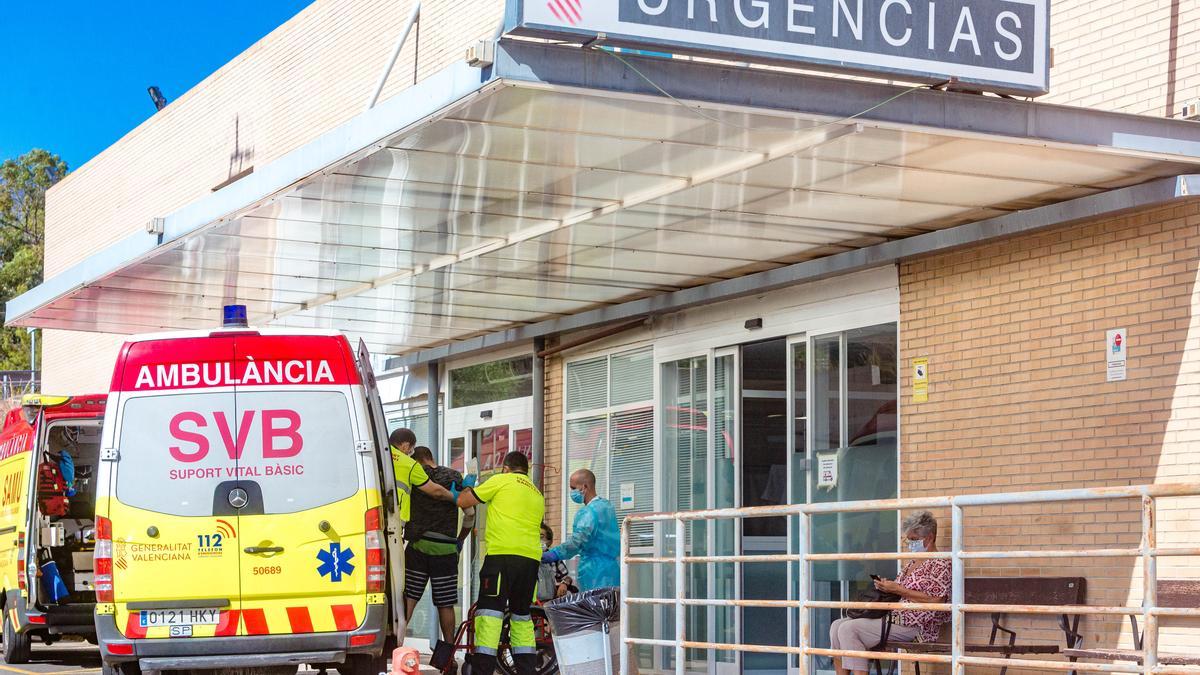 Una ambulancia hace un traslado al servicio de Urgencias de un hospital de la provincia