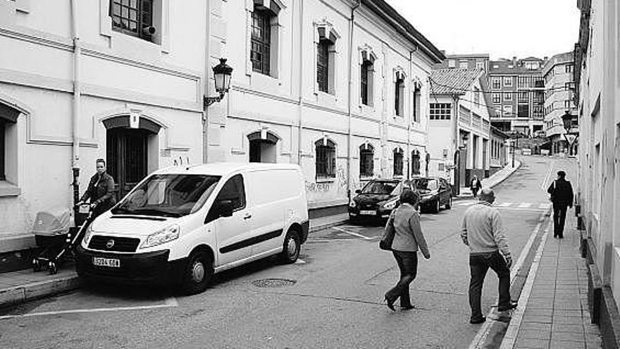 Coches estacionados en la línea amarilla de la fachada de Albo, ayer, en Candás.