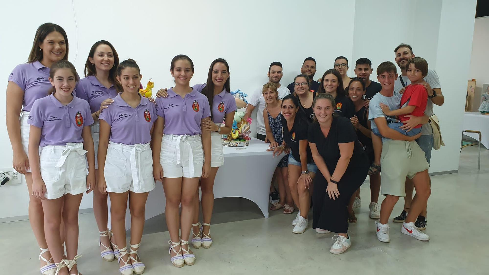 La comisión de Santa Isabel con las damas tras ganar el premio infantil