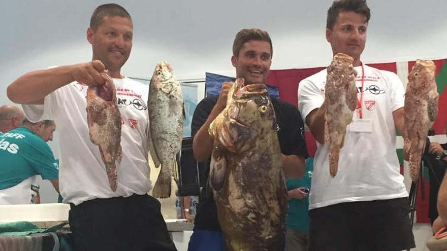 Óscar Cervantes, en el centro, con un mero de casi 15 kilos de peso.