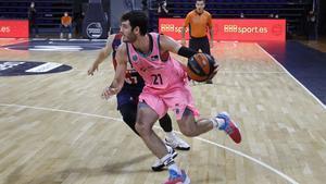 El barcelonista Abrines maneja el balón ante el Baskonia en la Supercopa.